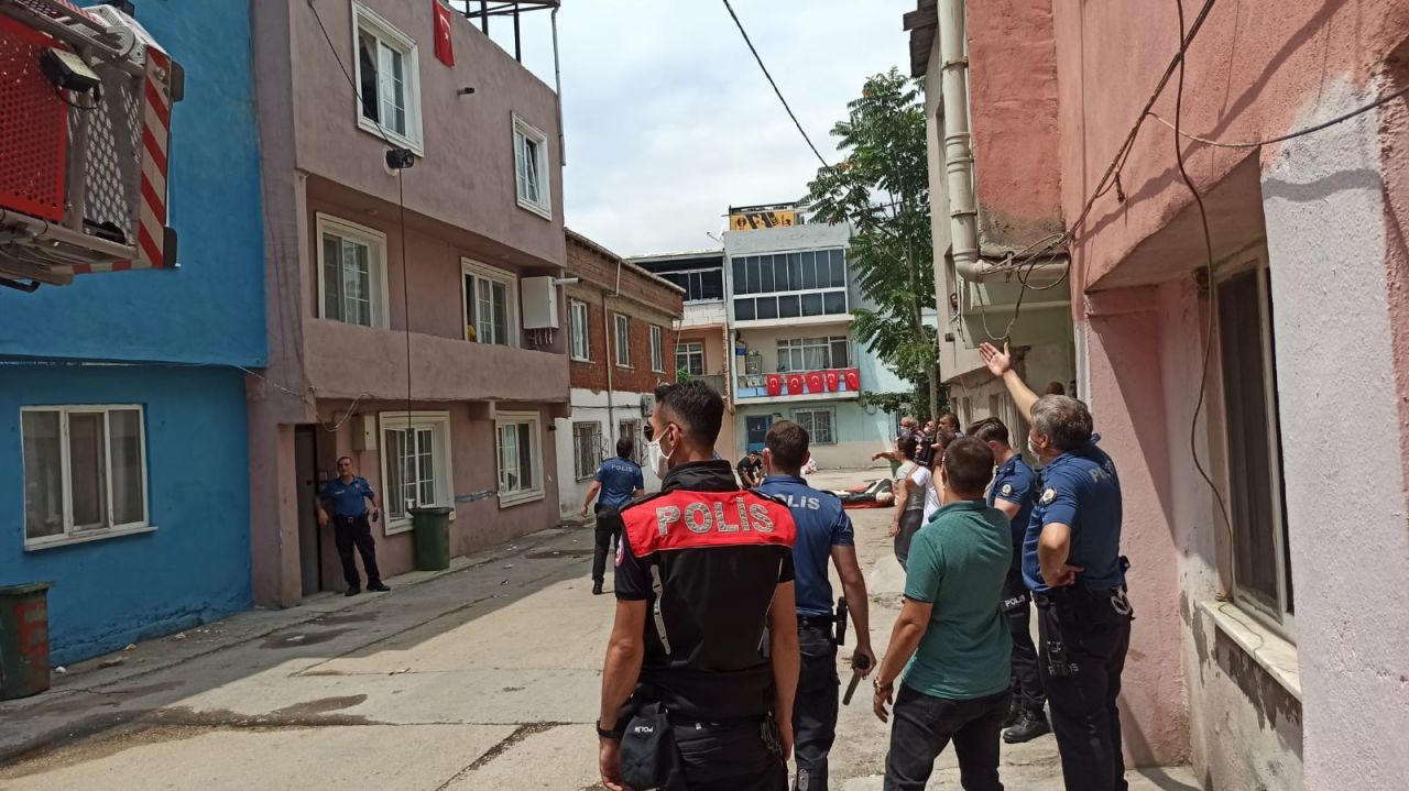 Çatıdaki psikopat dehşeti yaşattı 14