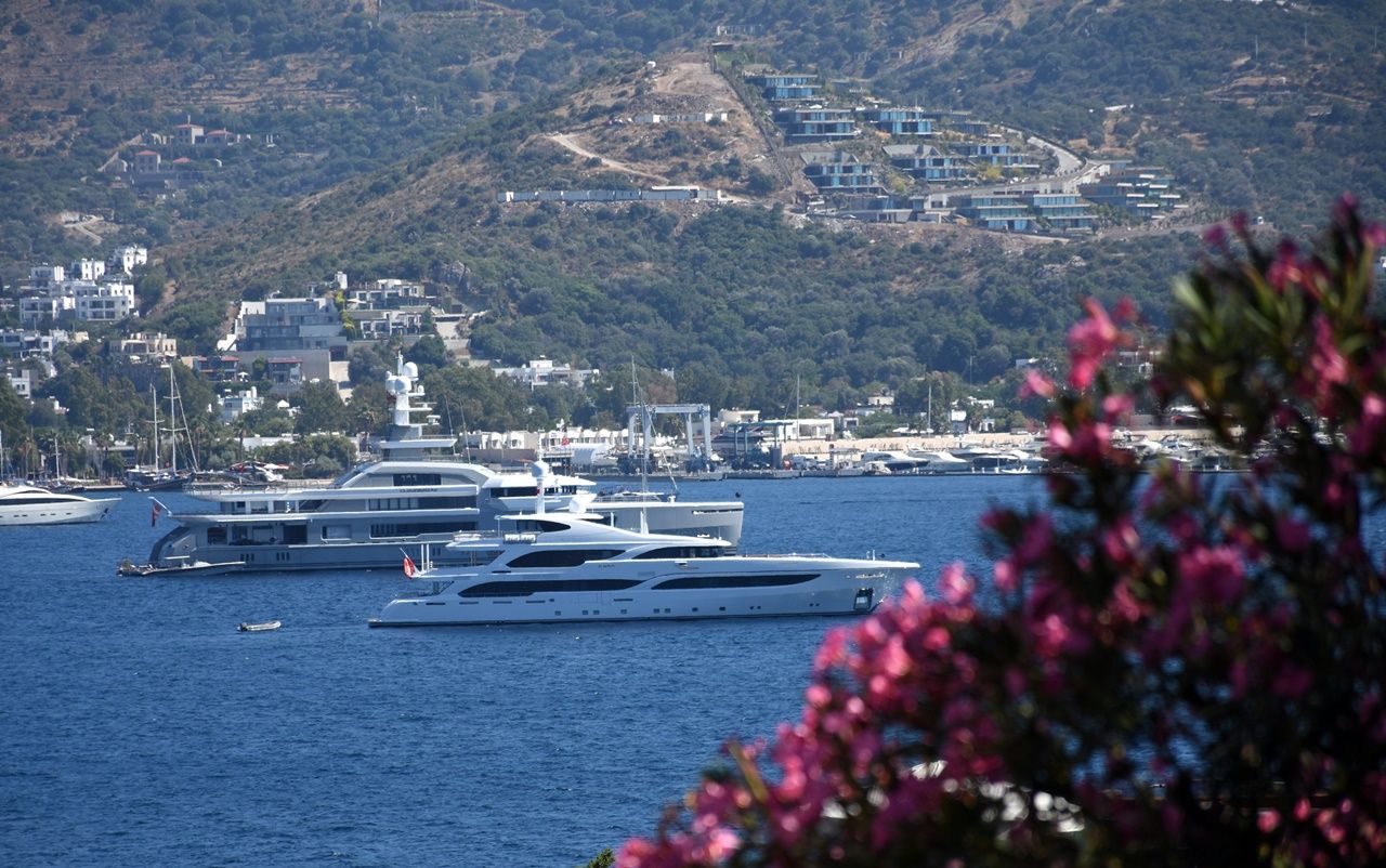 Milyon dolarlık dev yatlar Bodrum'a demirledi 3