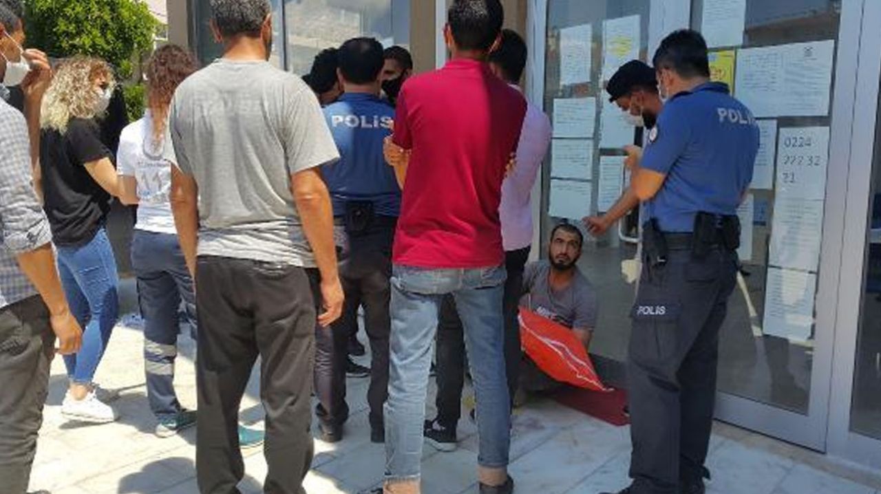 Oğlunun cansız bedeniyle sokakta oturdu 1