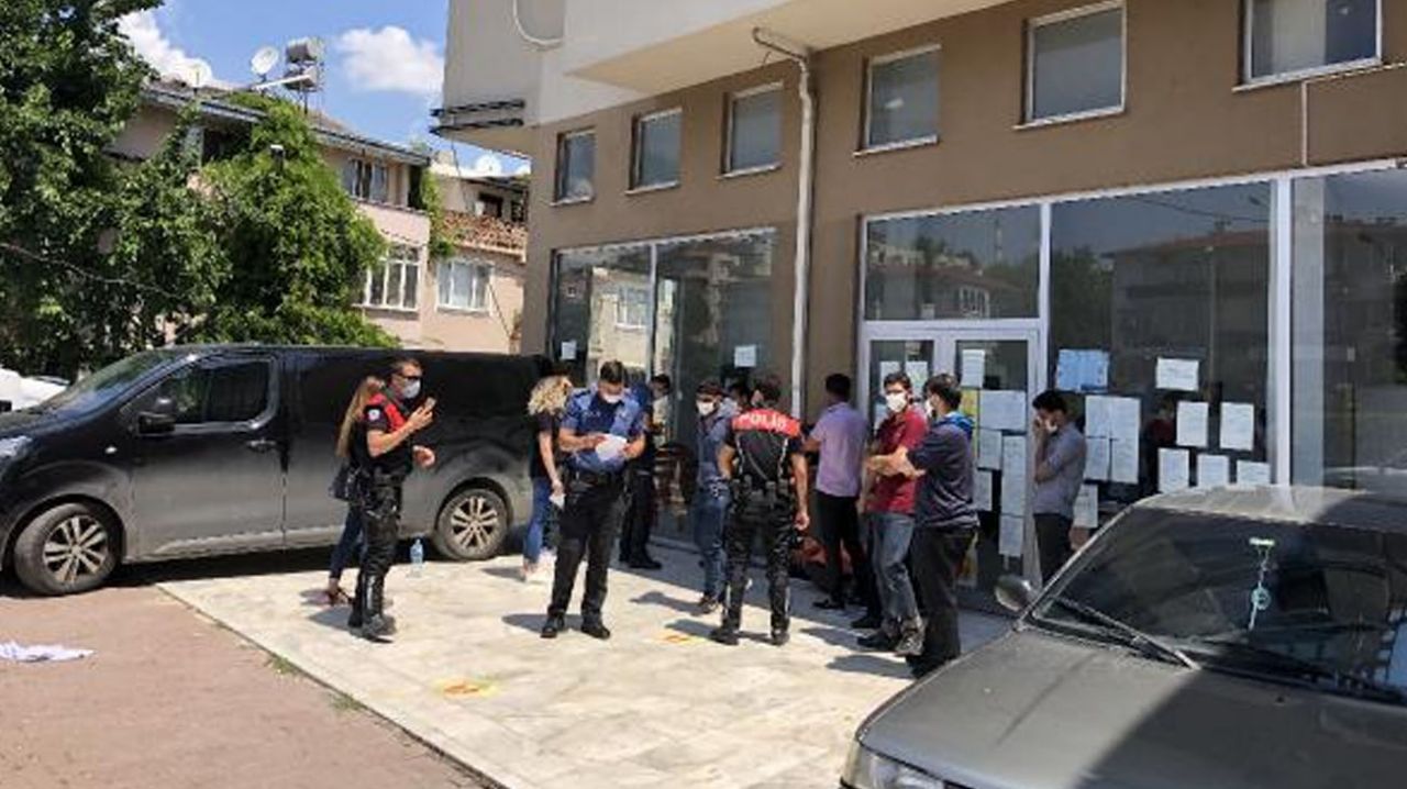 Oğlunun cansız bedeniyle sokakta oturdu 4