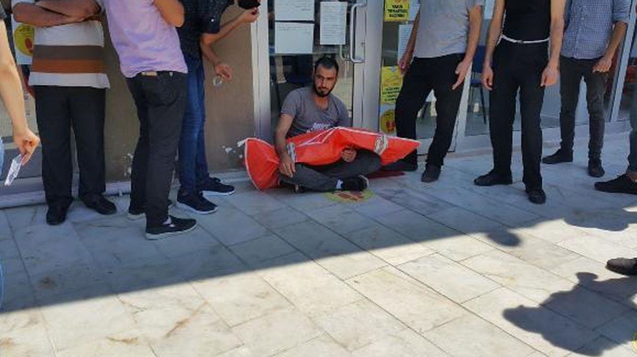 Oğlunun cansız bedeniyle sokakta oturdu 9
