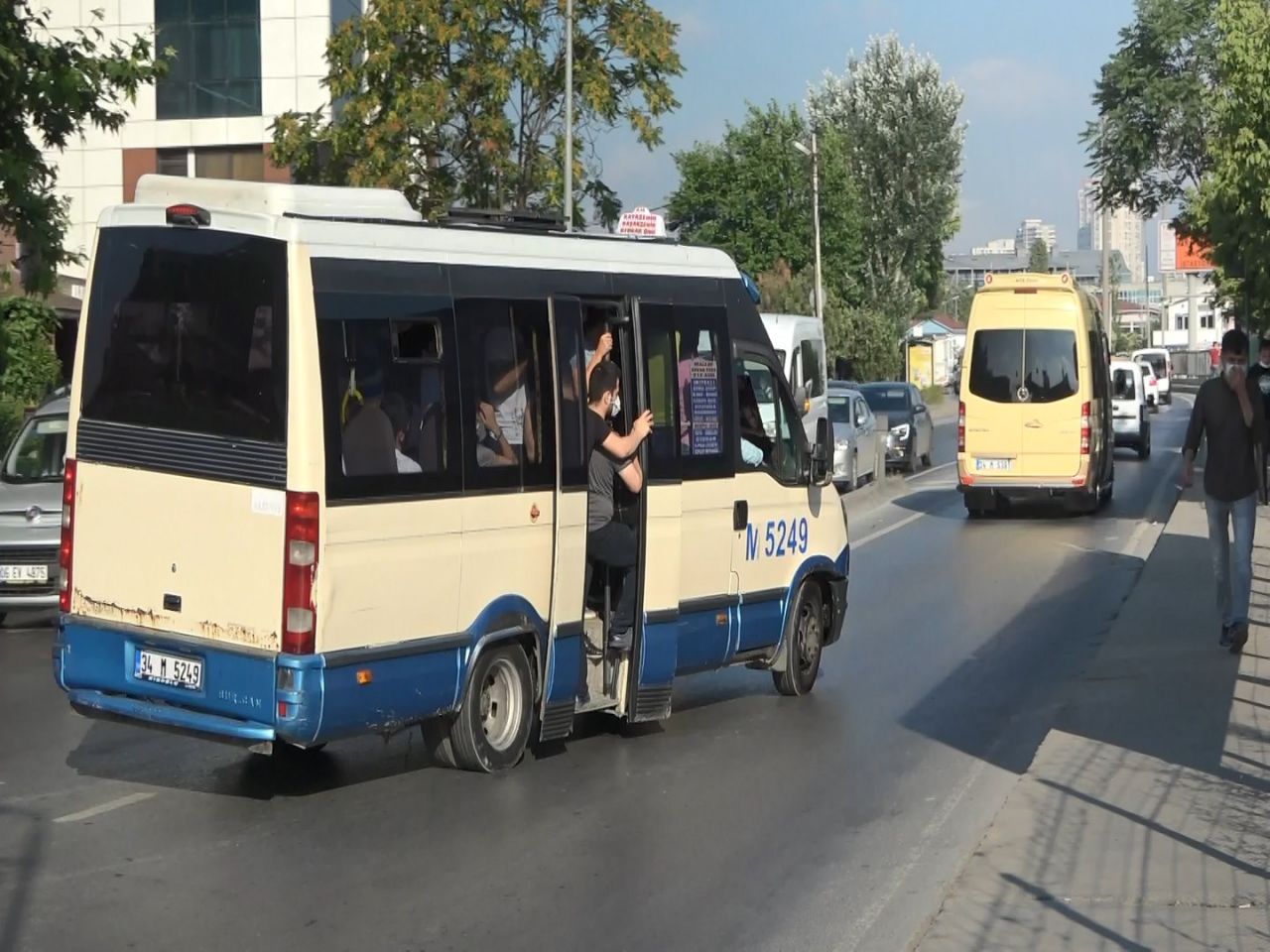 Minibüsten düşüp yeniden biniyorlar 8