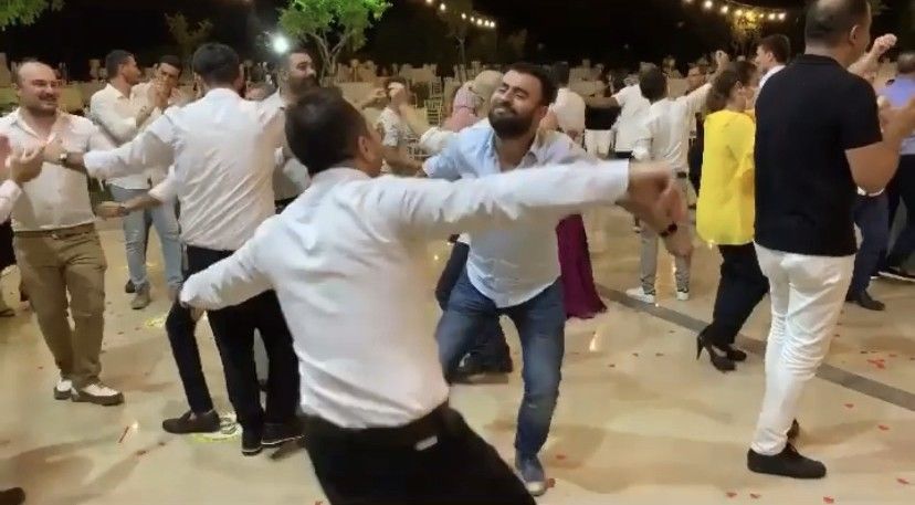 İstanbul’daki düğün eğlencelerinde inanılmaz görüntüler 1