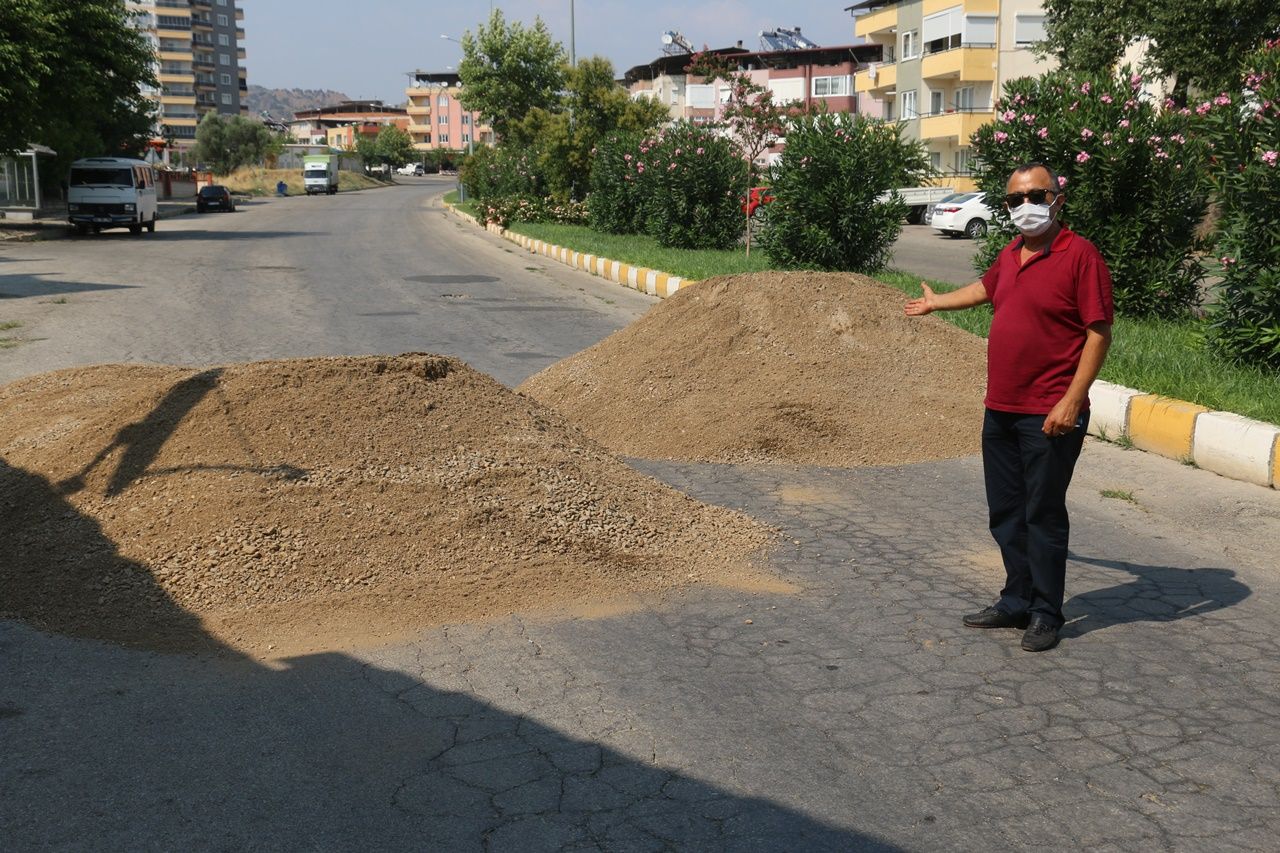 Yolu, kum dökerek trafiğe kapattı 1