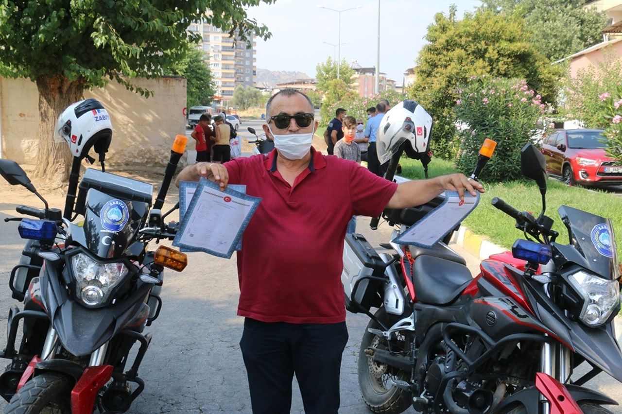 Yolu, kum dökerek trafiğe kapattı 2