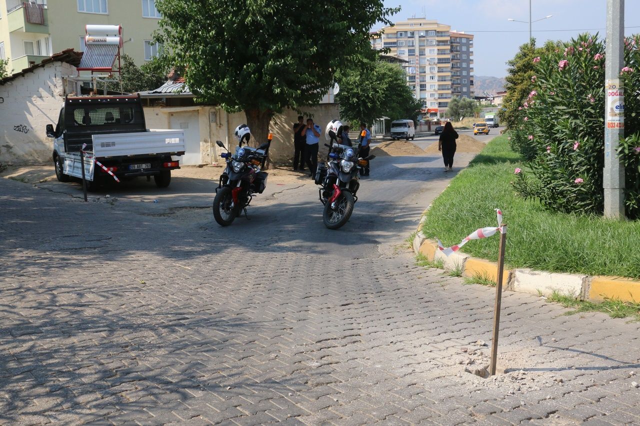 Yolu, kum dökerek trafiğe kapattı 4