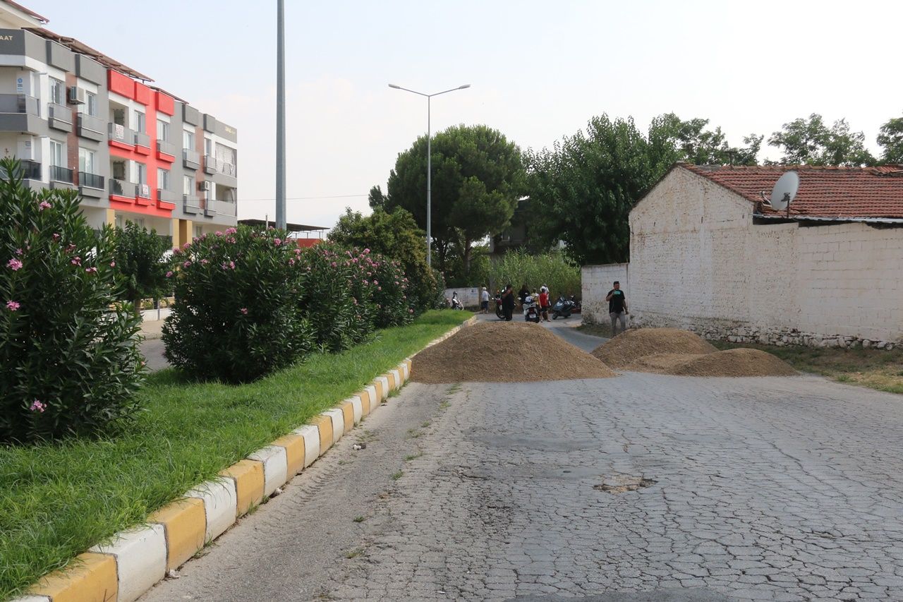 Yolu, kum dökerek trafiğe kapattı 6