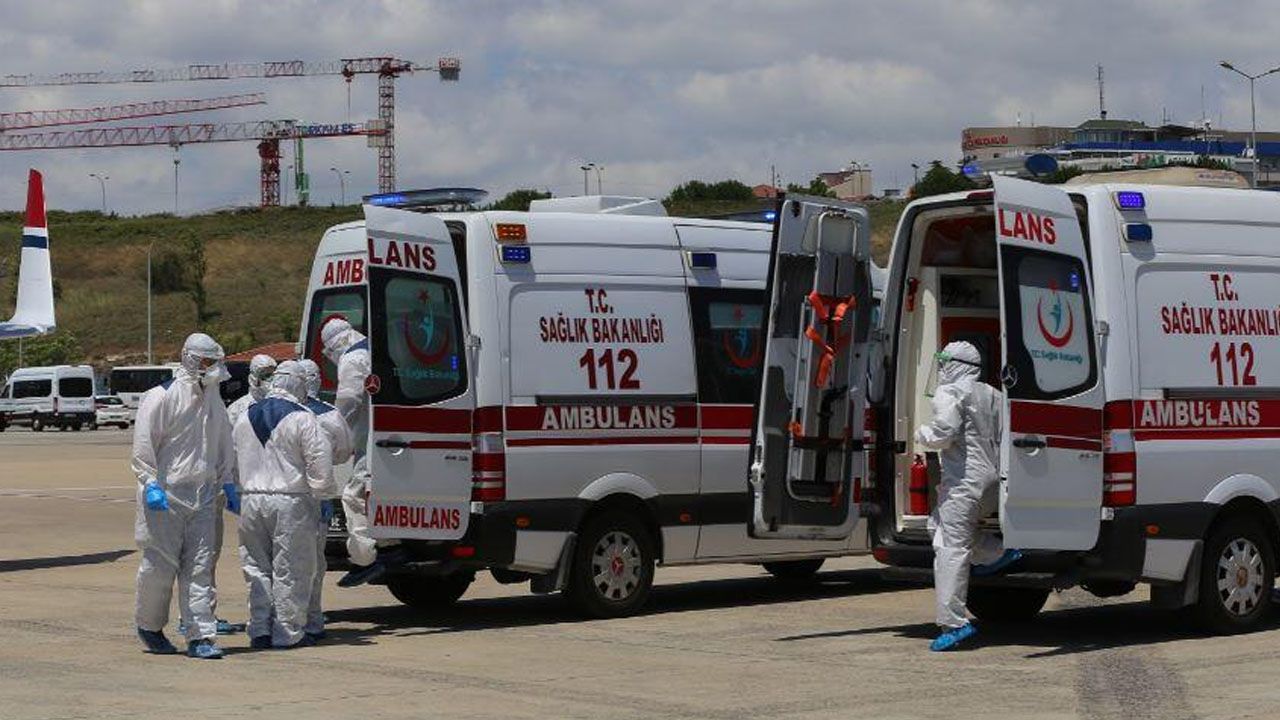 Koronavirüs hastalarını getiren ambulans uçak Atatürk Havalimanı'na indi 11