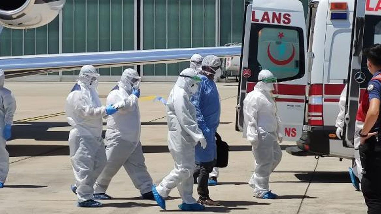 Koronavirüs hastalarını getiren ambulans uçak Atatürk Havalimanı'na indi 4