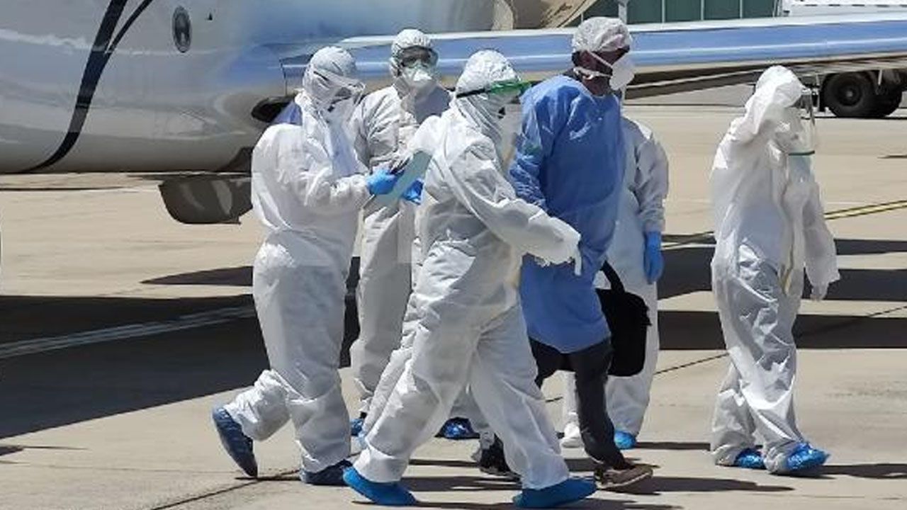 Koronavirüs hastalarını getiren ambulans uçak Atatürk Havalimanı'na indi 5
