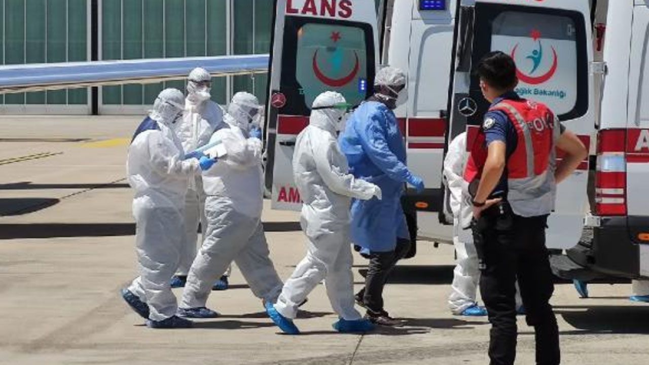 Koronavirüs hastalarını getiren ambulans uçak Atatürk Havalimanı'na indi 7