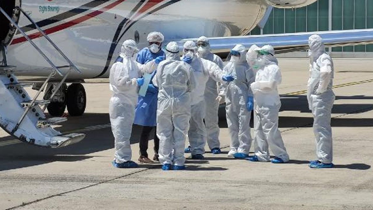 Koronavirüs hastalarını getiren ambulans uçak Atatürk Havalimanı'na indi 9