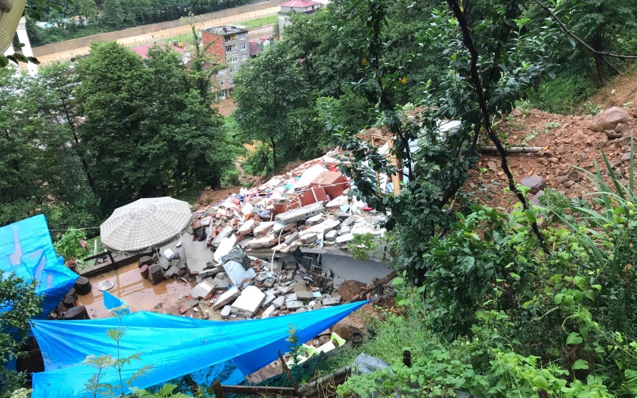 Sel ve heyelanın bilançosu ağır 27