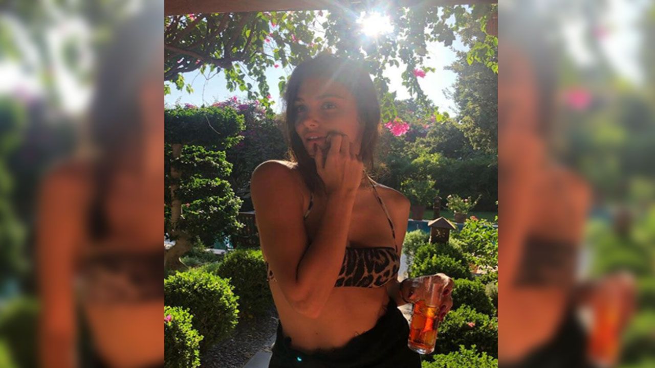 Hande Erçel'in son pozu sosyal medyayı salladı 4
