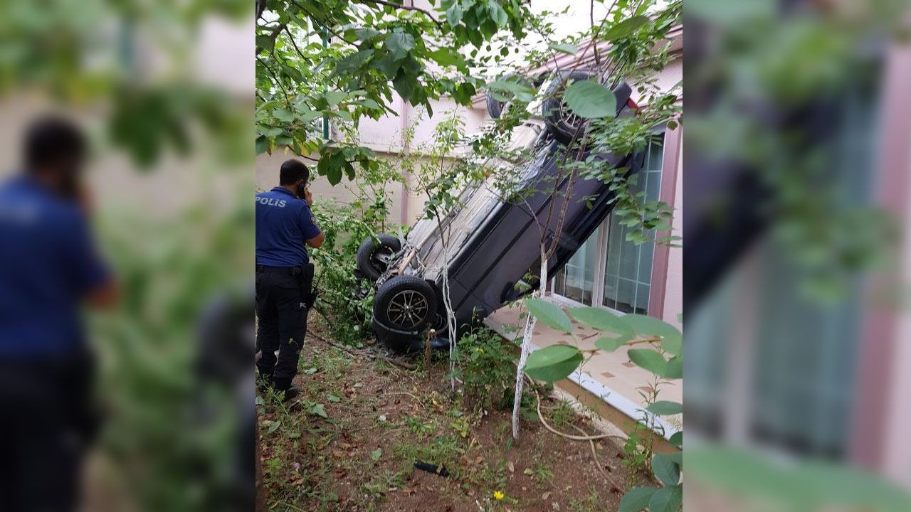 Uyurken evinin bahçesine otomobil uçtu! 1
