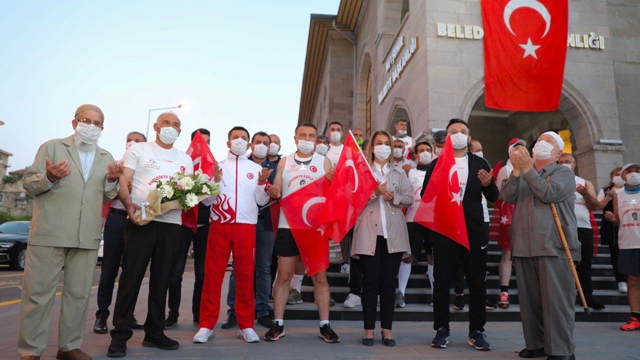 Türkiye 15 Temmuz'un kahraman bordo berelisi Ömer Halisdemir'e koşuyor 1