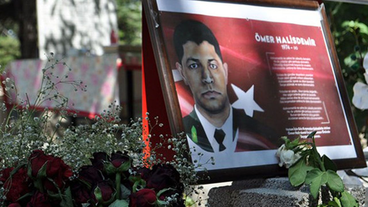 Türkiye 15 Temmuz'un kahraman bordo berelisi Ömer Halisdemir'e koşuyor 17