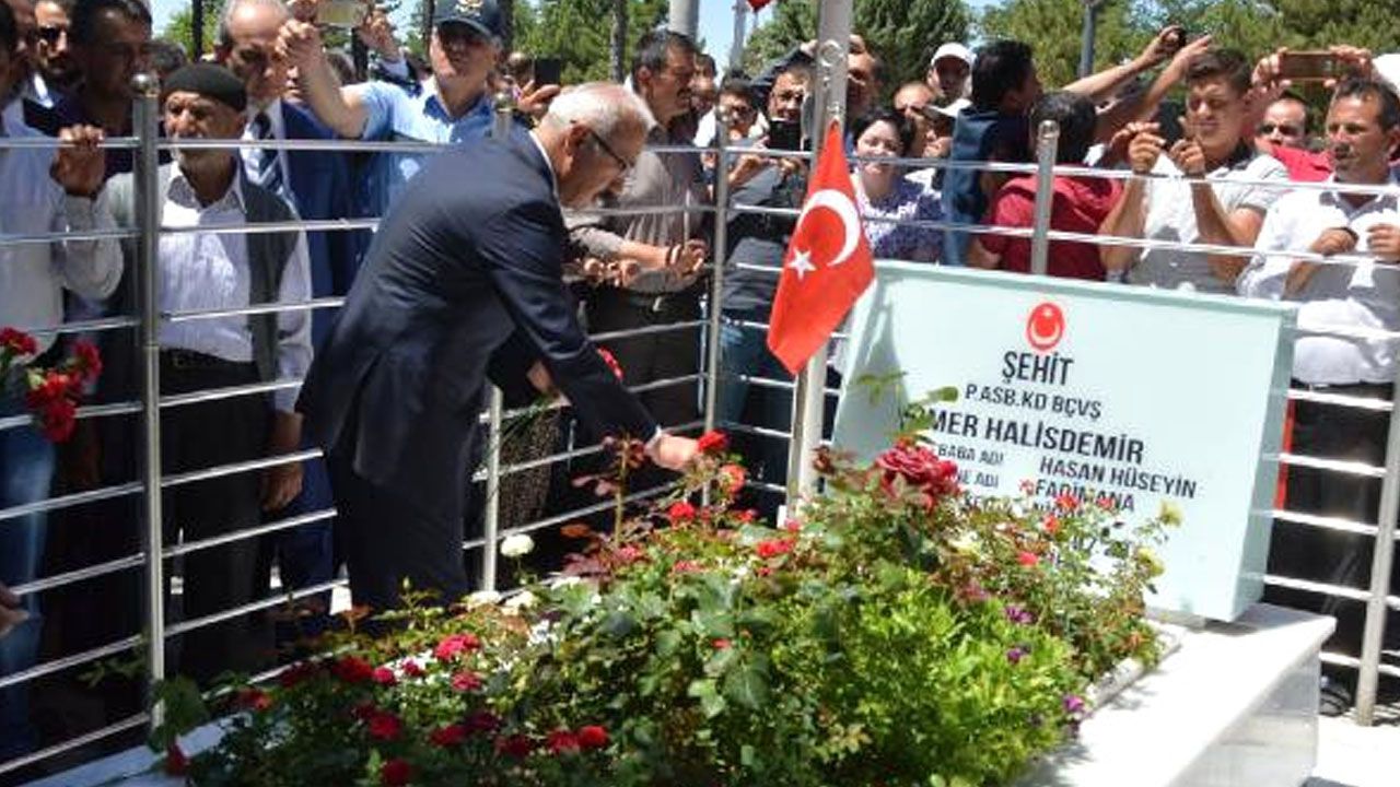 Türkiye 15 Temmuz'un kahraman bordo berelisi Ömer Halisdemir'e koşuyor 18