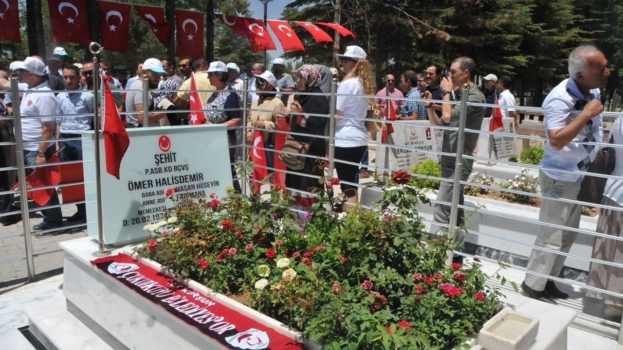 Türkiye 15 Temmuz'un kahraman bordo berelisi Ömer Halisdemir'e koşuyor 3