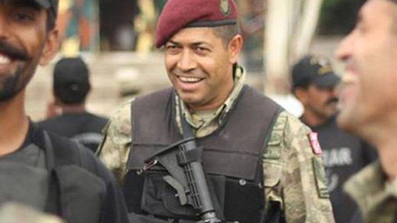 Türkiye 15 Temmuz'un kahraman bordo berelisi Ömer Halisdemir'e koşuyor 4