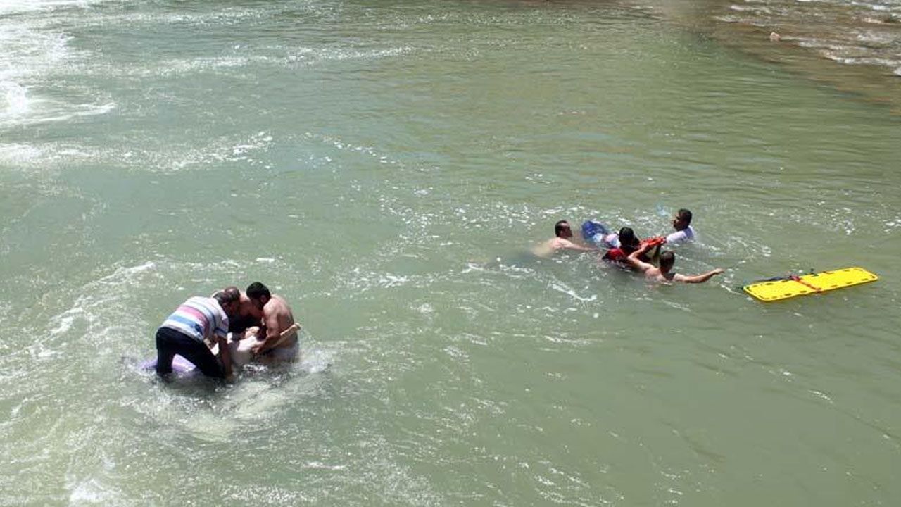 Bayburt'ta virajı alamayan cip nehre devrildi: 6 yaralı 1