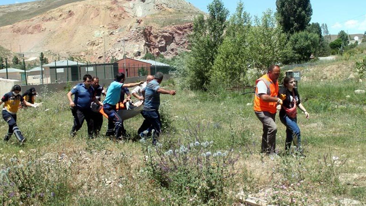 Bayburt'ta virajı alamayan cip nehre devrildi: 6 yaralı 3