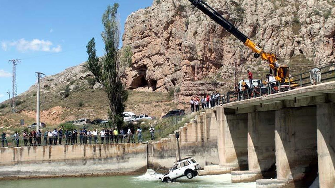 Bayburt'ta virajı alamayan cip nehre devrildi: 6 yaralı 5