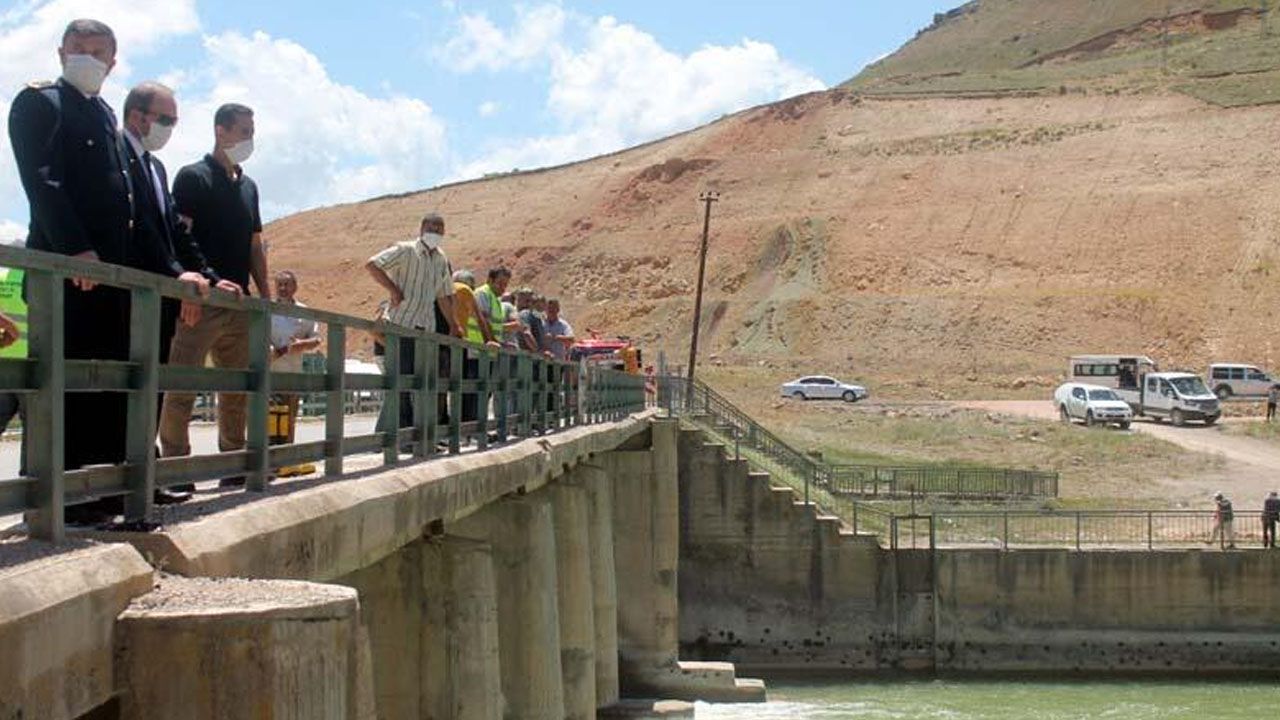 Bayburt'ta virajı alamayan cip nehre devrildi: 6 yaralı 6