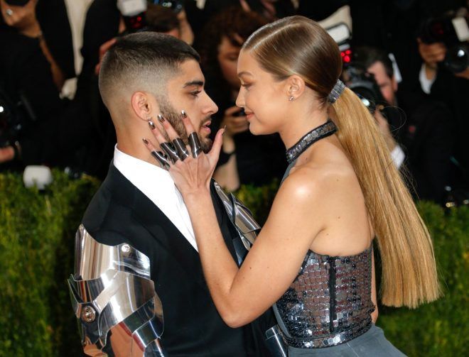 Güzel model Gigi Hadid canlı yayında karnını gösterdi! 1