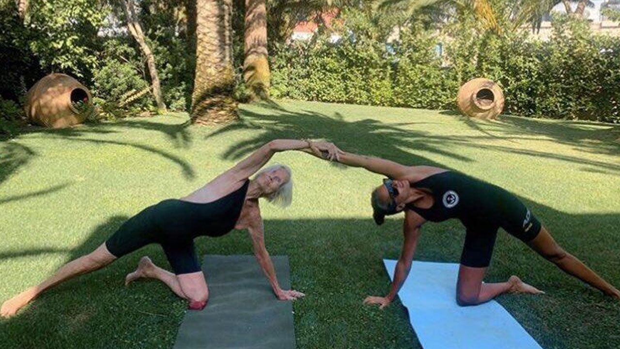 Eda Taşpınar anneannesiyle yoga yaptı 3