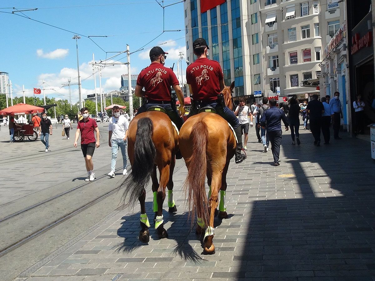 Atlı polisler İstiklal Caddesi'nde devriye gezdi 1