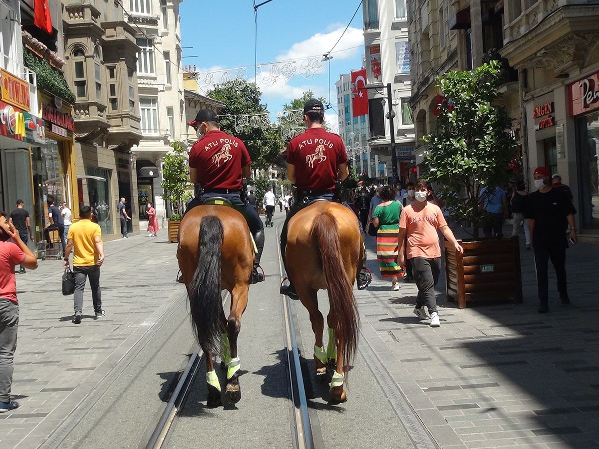Atlı polisler İstiklal Caddesi'nde devriye gezdi 2