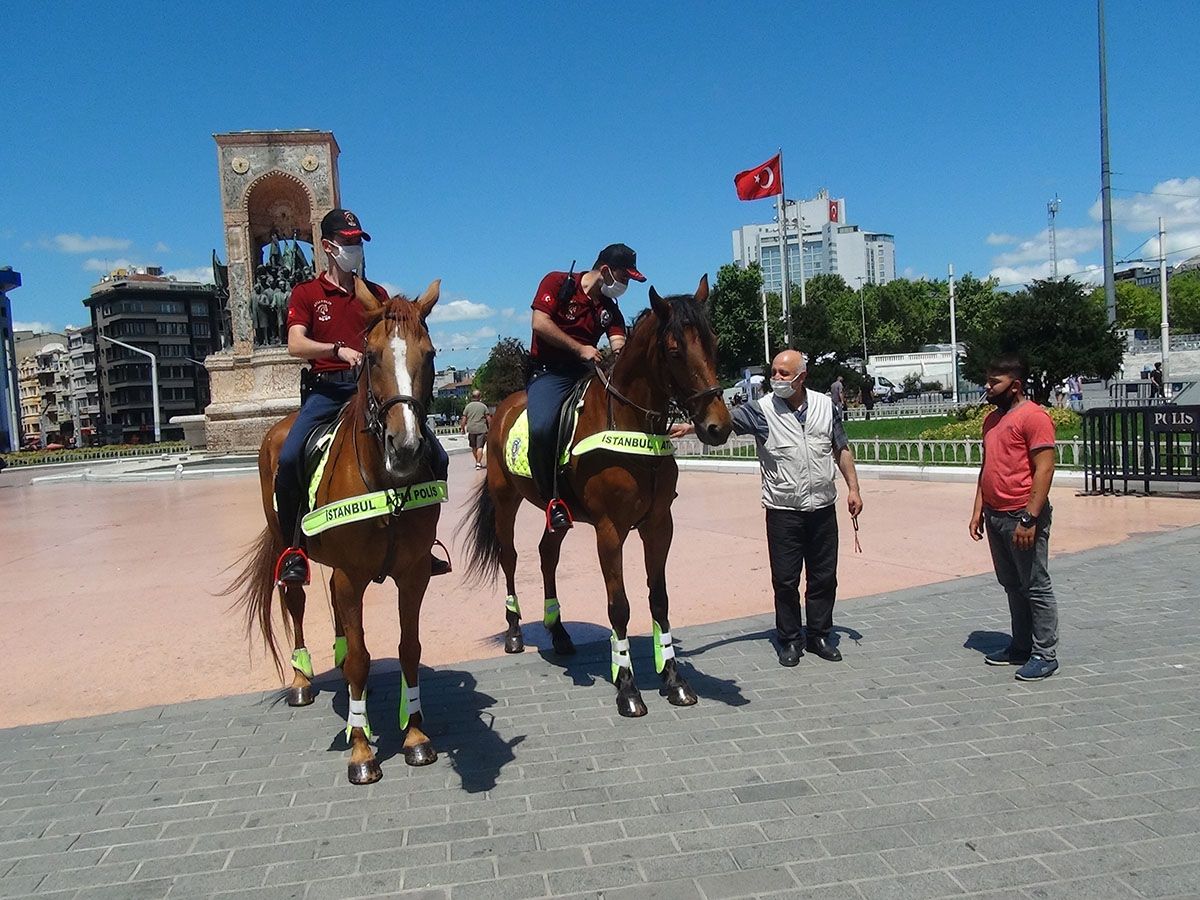 Atlı polisler İstiklal Caddesi'nde devriye gezdi 13
