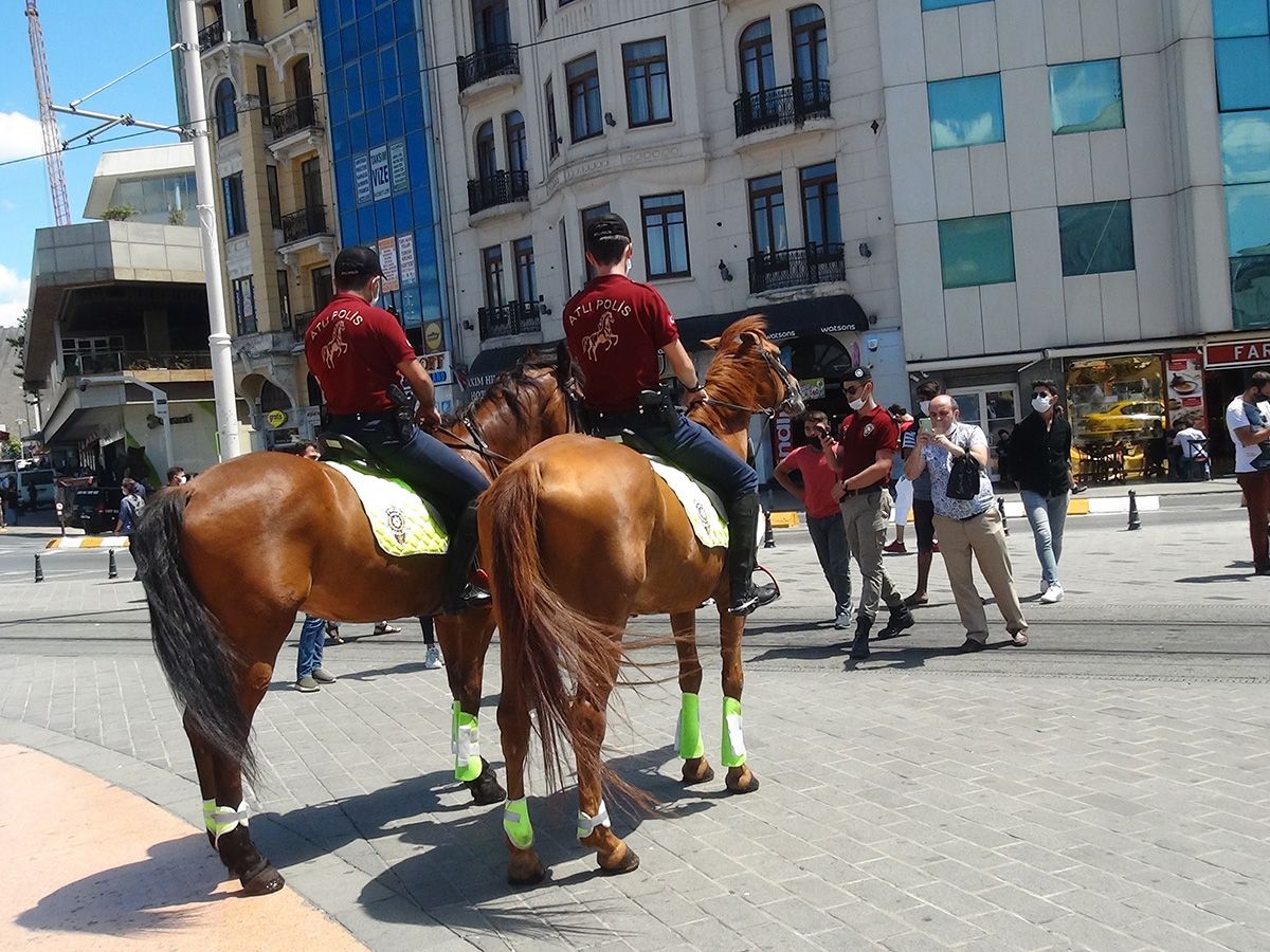 Atlı polisler İstiklal Caddesi'nde devriye gezdi 14