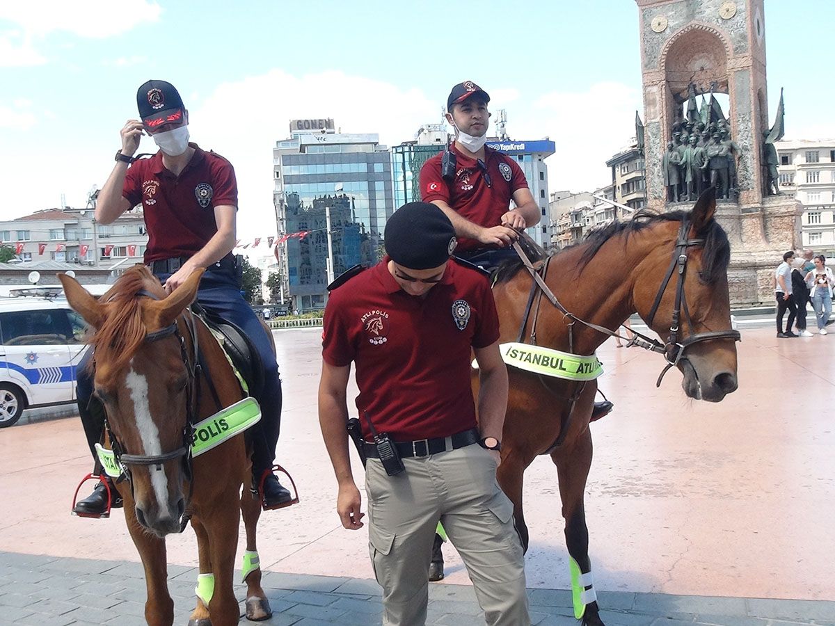 Atlı polisler İstiklal Caddesi'nde devriye gezdi 15