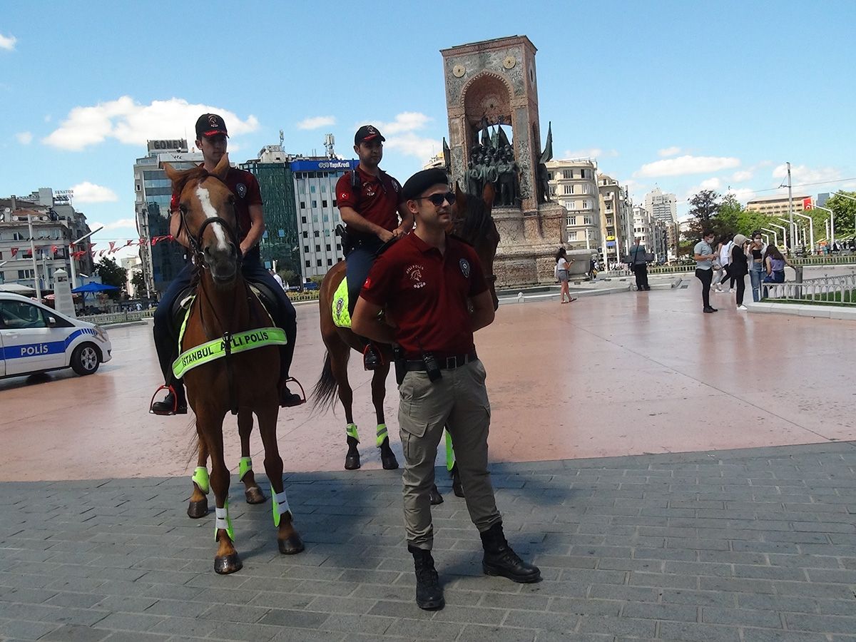 Atlı polisler İstiklal Caddesi'nde devriye gezdi 16