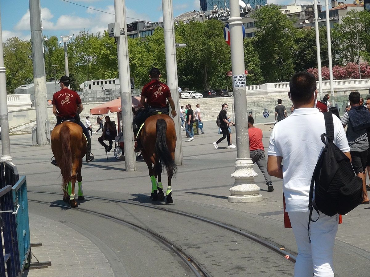 Atlı polisler İstiklal Caddesi'nde devriye gezdi 17