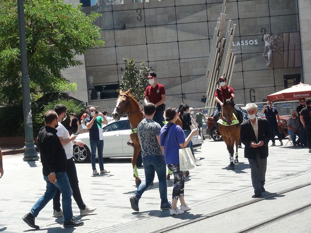 Atlı polisler İstiklal Caddesi'nde devriye gezdi 3
