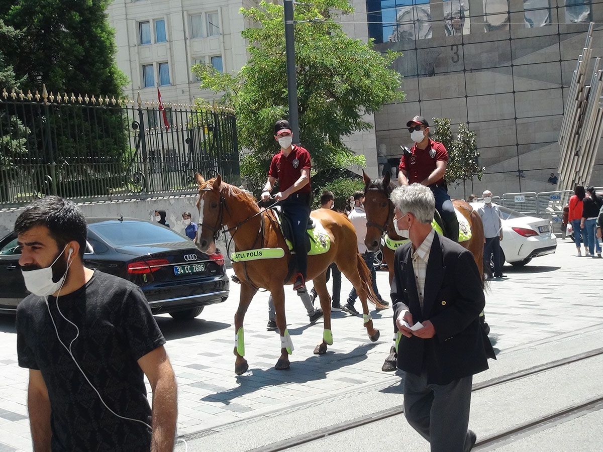 Atlı polisler İstiklal Caddesi'nde devriye gezdi 4
