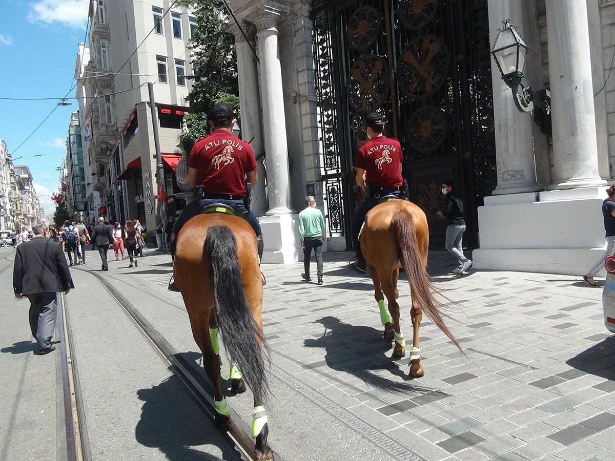Atlı polisler İstiklal Caddesi'nde devriye gezdi 6