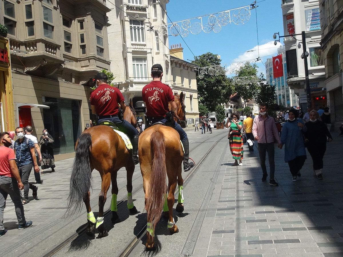 Atlı polisler İstiklal Caddesi'nde devriye gezdi 7