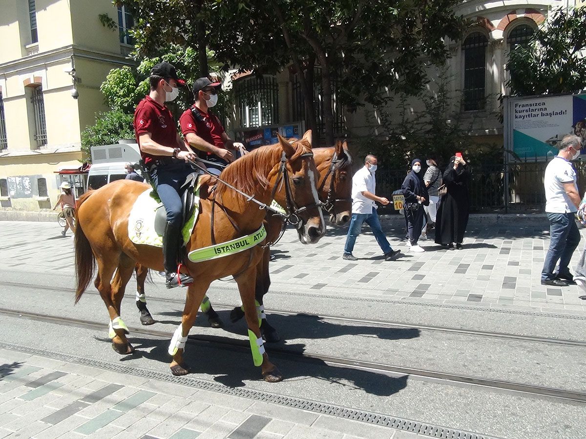 Atlı polisler İstiklal Caddesi'nde devriye gezdi 8