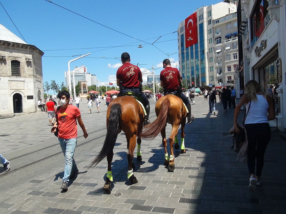 Atlı polisler İstiklal Caddesi'nde devriye gezdi 10