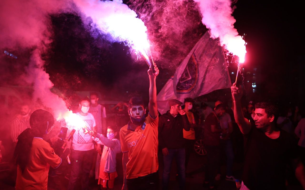 Başakşehir taraftarı sokağa döküldü 8