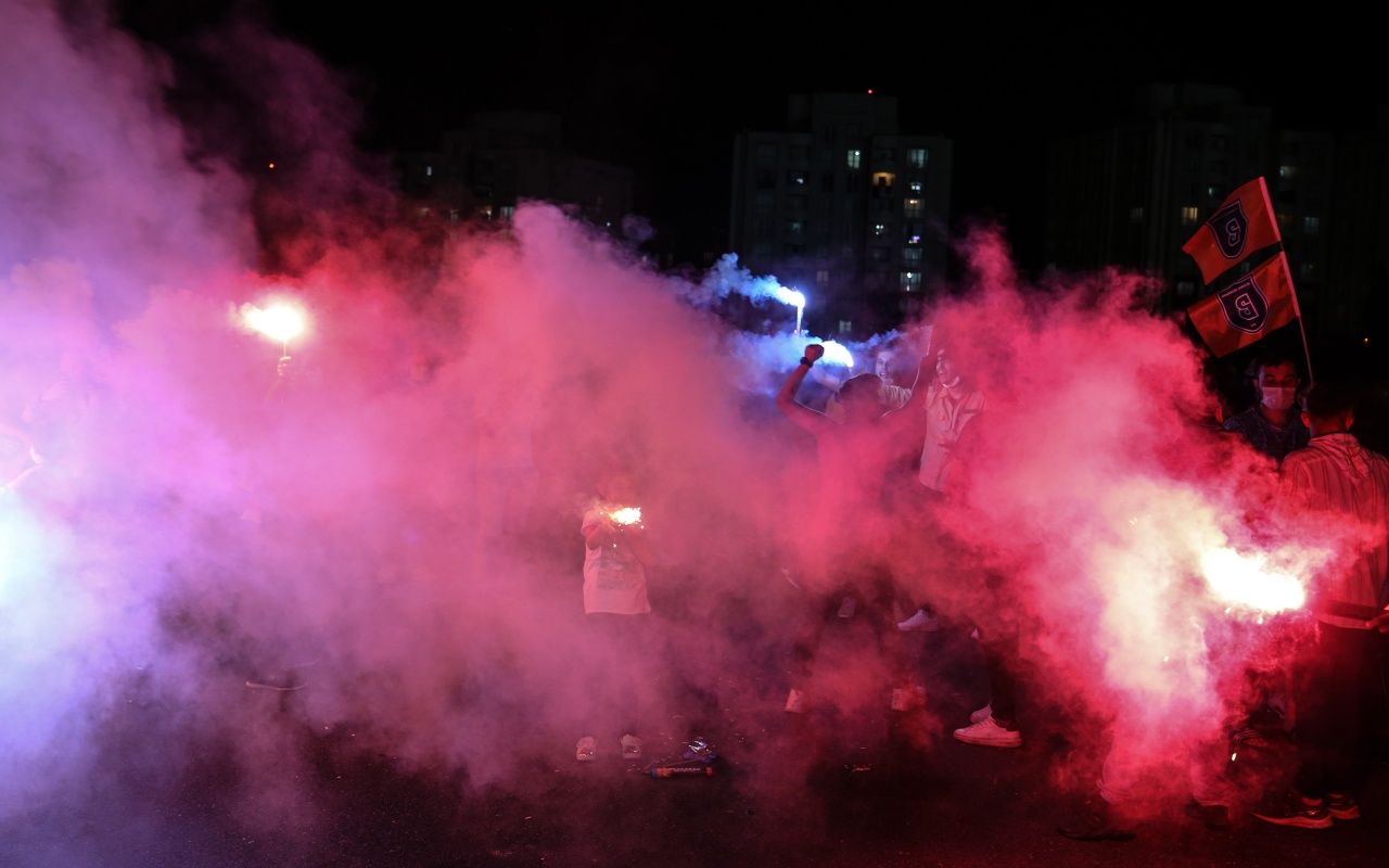 Başakşehir taraftarı sokağa döküldü 2