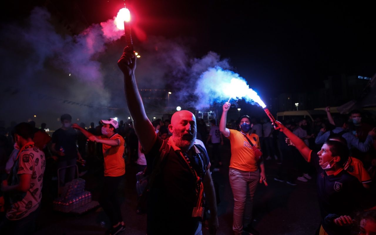 Başakşehir taraftarı sokağa döküldü 4
