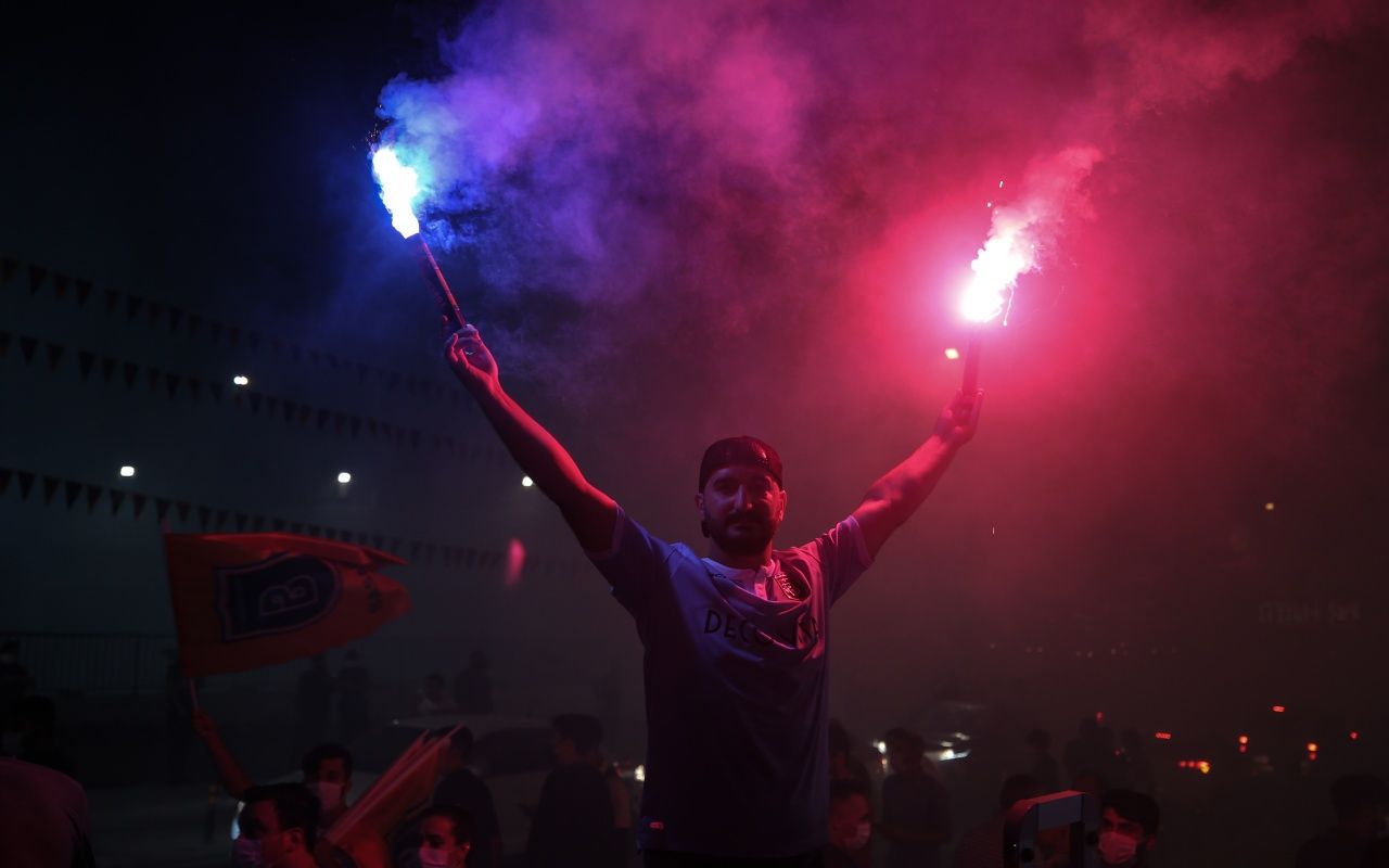 Başakşehir taraftarı sokağa döküldü 1