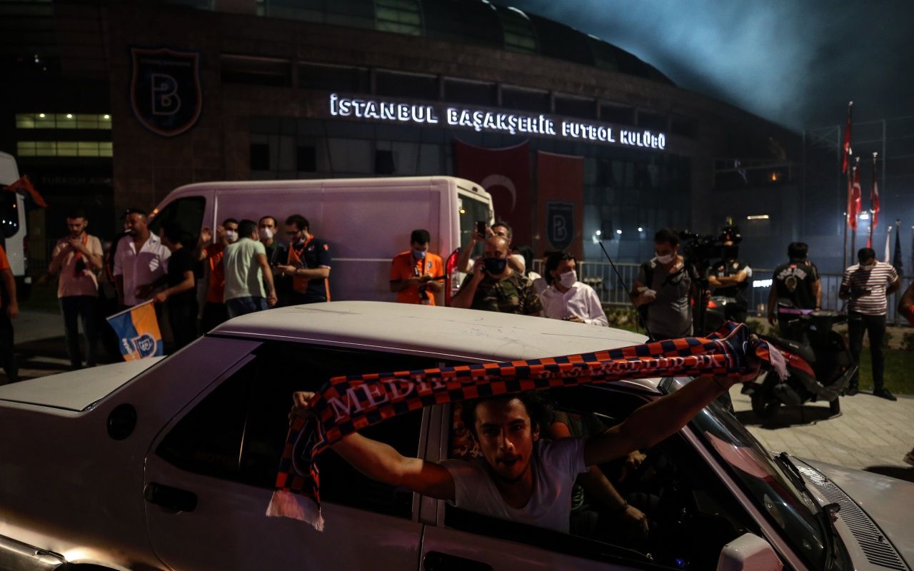 Başakşehir taraftarı sokağa döküldü 7