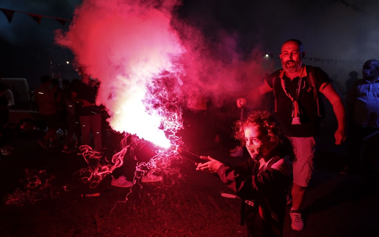 Başakşehir taraftarı sokağa döküldü 5