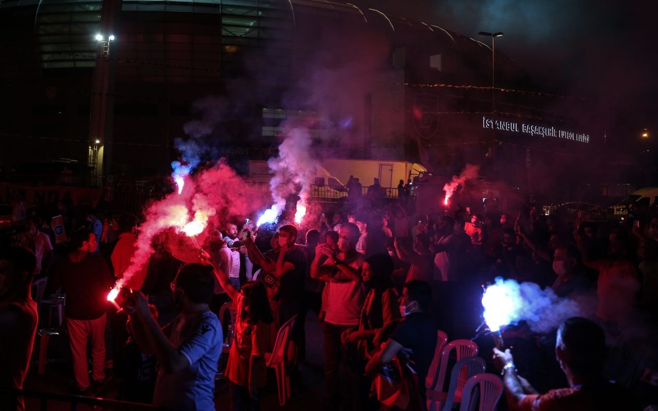 Başakşehir taraftarı sokağa döküldü 20